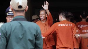 លោក រ៉ាត់ រដ្ឋមុនី (រូបលើកដៃ) ត្រូវ​តុលាការ​កម្ពុជា​កាត់ទោស​ឲ្យ​ជាប់ពន្ធ​នាគារ ២ឆ្នាំ ពីបទ​ញុះញង់​ឲ្យ​មាន​ការរើសអើង។ រូបភាព៖ ហេង ភារម្យ