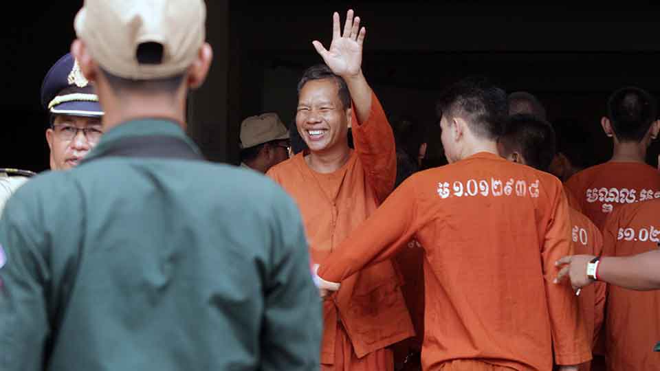 លោក រ៉ាត់ រដ្ឋមុនី (រូបលើកដៃ) ត្រូវ​តុលាការ​កម្ពុជា​កាត់ទោស​ឲ្យ​ជាប់ពន្ធ​នាគារ ២ឆ្នាំ ពីបទ​ញុះញង់​ឲ្យ​មាន​ការរើសអើង។ រូបភាព៖ ហេង ភារម្យ
