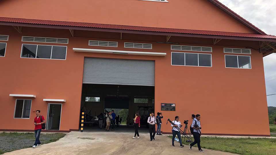 អ្នកសារព័ត៌មាន ទៅមើល​អគារ​មួយ ដែល​សង់​ដោយ​ជំនួយ​សហរដ្ឋ​អាមេរិក។