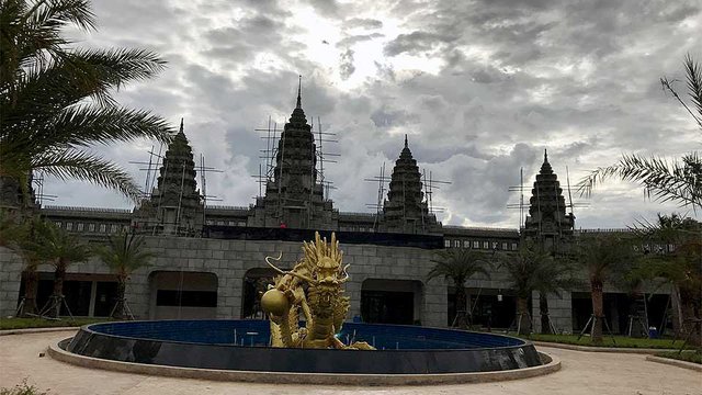 ទិដ្ឋភាព​ពី​ខាង​មុខ​នៃ​សួន​សត្វ ភ្នំពេញ សាហ្វារី ដែលគ្រោង​នឹង​បើក​នា​ខែ​កញ្ញា-តុលា ឆ្នាំ​២០១៧។