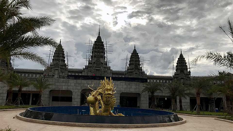 ទិដ្ឋភាព​ពី​ខាង​មុខ​នៃ​សួន​សត្វ ភ្នំពេញ សាហ្វារី ដែលគ្រោង​នឹង​បើក​នា​ខែ​កញ្ញា-តុលា ឆ្នាំ​២០១៧។