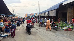 ប្រជាពលរដ្ឋ​កំពុង​ដើររក​ទិញ​បន្លែ​និង​សាច់​​នៅ​ផ្សារ​មួយកន្លែងជិតឃុំសិត្បូ ខេត្តកណ្តាល នៅថ្ងៃទី២២ ខែ មីនា ឆ្នាំ២០២១។ រូបភាព៖ លាស់ លីបលីប