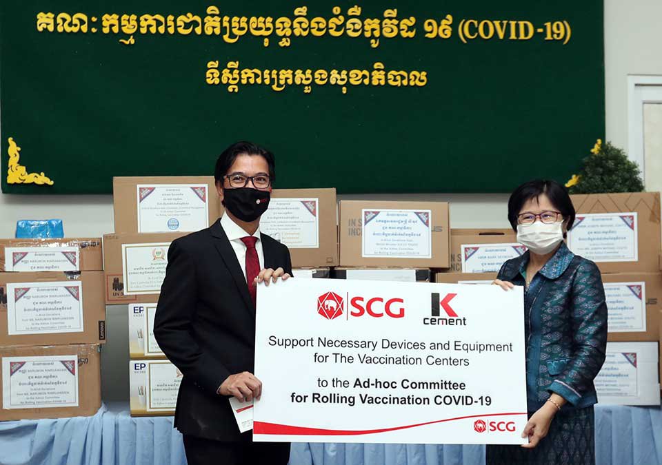 លោក រ៉ាត់ឆាយុត កាសេមឆៃសិរី នាយកក្រុមហ៊ុន អេសស៊ីជី ប្រចាំកម្ពុជា ប្រគល់​សម្ភារៈ​ជំនួយ​ដល់​ក្រសួង​សុខាភិបាល​កម្ពុជា ។