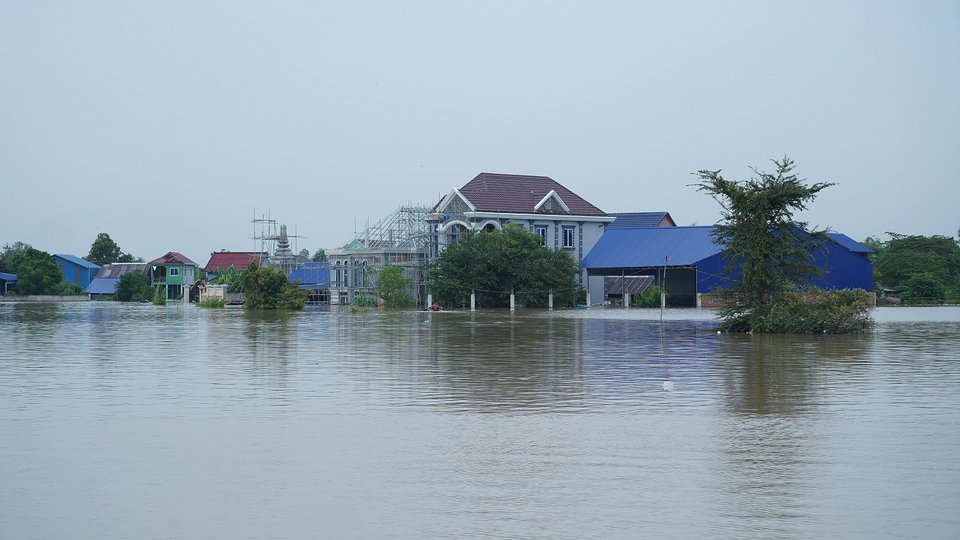 ទឹកជំនន់ស្ទឹងព្រែកត្នោតជន់លិចផ្ទះប្រជាពលរដ្ឋ