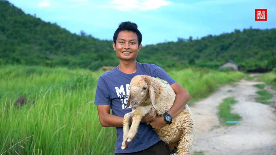 យុវជន ប៊ុន ចាន់វីរៈ ម្ចាស់កសិដ្ឋានចិញ្ចឹម​ចៀម នៅស្រុកទឹកផុស ខេត្តកំពង់ឆ្នាំង។