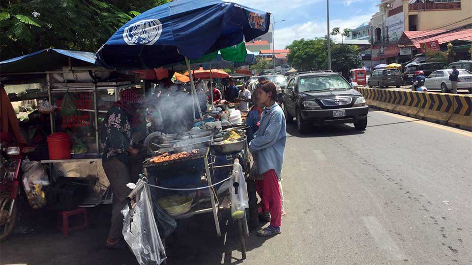 អ្នក​លក់​ដូរ​បន្តិច​បន្តួច​ដែល​​យក​ចិញ្ចើម​ផ្លូវ​ជា​កន្លែង​លក់ដូរ នាំ​ឲ្យ​ផ្លូវ​រួម​តូច និង​កក​ស្ទះ​ចរាចរណ៍។