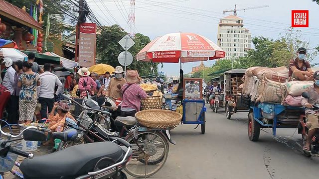 ពលរដ្ឋ៖ការ​រំដោះ​ចិញ្ចើម​ផ្លូវ​របស់​អាជ្ញាធរ​មិន​ខុស​ពី​ការ​វែក​ចក