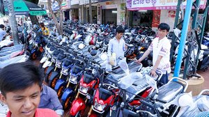 អាជីវករ​យក​ចិញ្ចើម​ផ្លូវ​ដាក់​តាំង​លក់​ម៉ូតូ​នៅ​លើ​មហាវិថី​ព្រះសីហនុ រាជ​ធានី​ភ្នំពេញ
