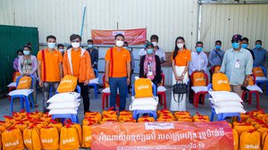 ទ្រូម៉ាន់នី ផ្តល់គ្រឿងឧបភោគបរិភោគដល់ពលរដ្ឋខ្វះខាតក្នុងតំបន់រងផលប៉ះពាល់ខ្លាំងនៅស្ទឹងមានជ័យ