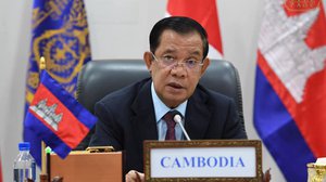សម្តេចអគ្គមហាសេនាបតីតេជោ ហ៊ុន សែន នាយករដ្ឋមន្ត្រី នៃព្រះរាជាណាចក្រកម្ពុជា ក្នុងកិច្ចប្រជុំរដ្ឋមន្ត្រីដឹកជញ្ជូនអាស៊ានលើកទី២៧ និងកិច្ចប្រជុំពាក់ព័ន្ធ ថ្ងៃទី១១ ខែវិច្ឆិកា ឆ្នាំ២០២១ តាមប្រព័ន្ធវីដេអូ