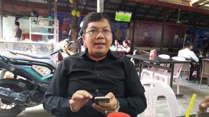 លោក សយ ​សុភាព ចាងហ្វាង​សារព័ត៌មាន​ដើម​អំពិល និង​ជា​ពិធីករព័ត៌មាន​​នៅ​ស្ថានីយ​ទូរទស្សន៍​បាយ័ន។