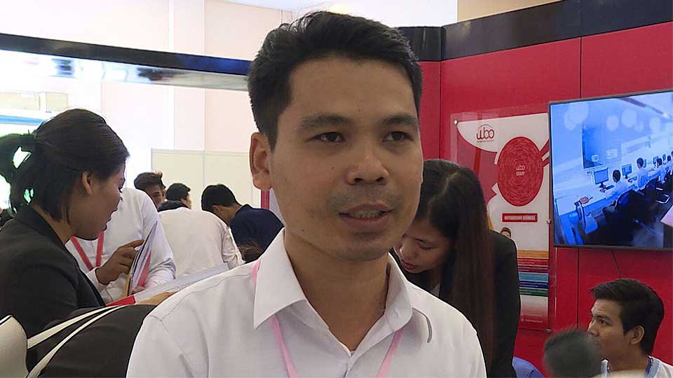 លោក ស្រេម ណារ៉ែន មន្រ្តី​ជ្រើសរើស​បុគ្គលិក​ជាន់​ខ្ពស់ នៃ​ក្រុមហ៊ុន WorldBrigde Group