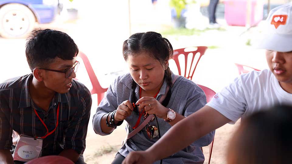 និស្សិត​កម្ពុជា កញ្ញា ឆន ចន្ទពិសី ចូលរួម​សកម្ម​ភាព​សហគមន៍​នៅក្នុង​ព្រឹត្តិការណ៍ជំរំ​អាស៊ាន នៅប្រទេសថៃ។