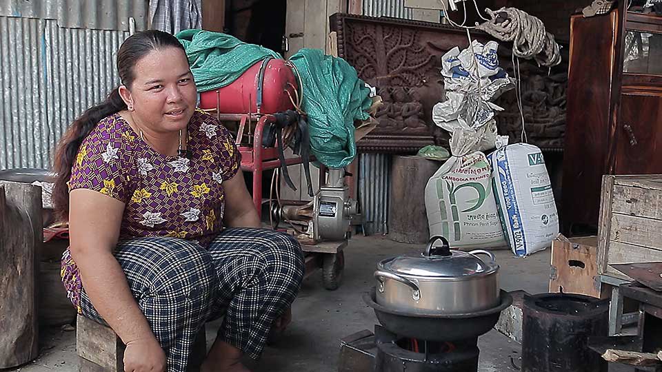 អ្នកស្រី ហេង ចន្ធី ស្ដ្រី​មេផ្ទះ​ភូមិ​សេរីសម្បត្តិ សង្កាត់​គងណយ អ្នក​ប្រើ​ចង្ក្រាន​ជីវម៉ាស។