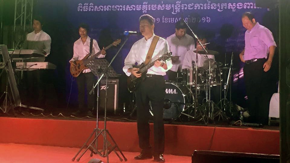 ឯកឧត្តម ស៊ុន ចាន់ថុល លេង​ហ្គីតា និងច្រៀង​ចម្រៀង​ក្នុង​ពិធី​មួយ។