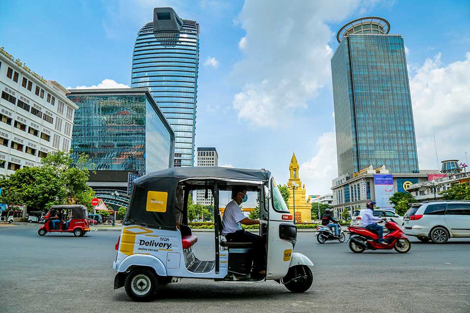 ក្រុមហ៊ុន TADA ផ្ដល់​សេវាកម្ម​ដឹក​ជញ្ជូន​ ដើម្បី​​ចូល​រួមចំណែក​​ជួយ​ឲ្យ​អាជីវករ​អាច​រក្សា​ដំណើរការ​អាជីវកម្ម​របស់​ខ្លួន និង​ជួយ​ផ្ដល់​ប្រភព​ចំណូល​ដល់​អ្នក​រត់កង់បី។