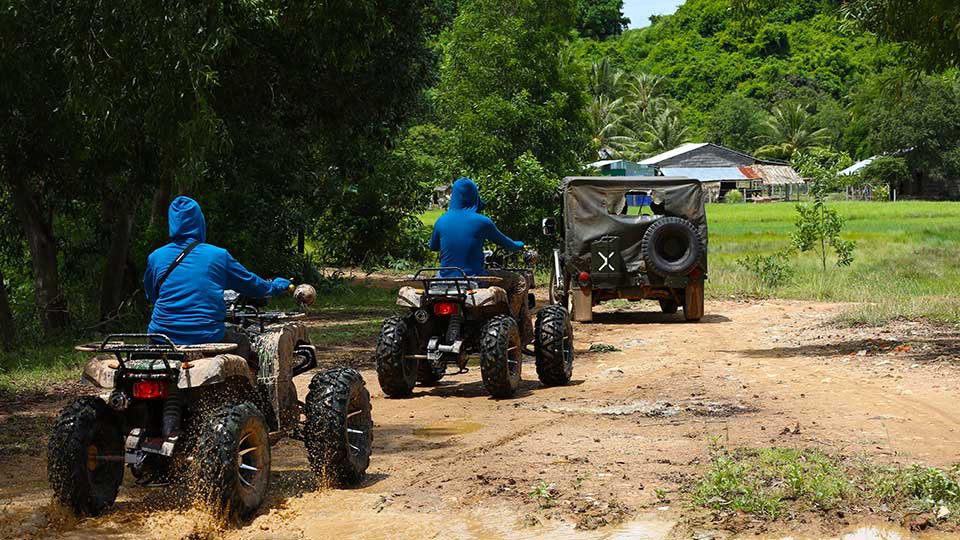 ការធ្វើដំណើរដោយម៉ូតូធំជើងបួនរបស់ទេសចរ ដើម្បីទស្សនាជុំវិញតំបន់