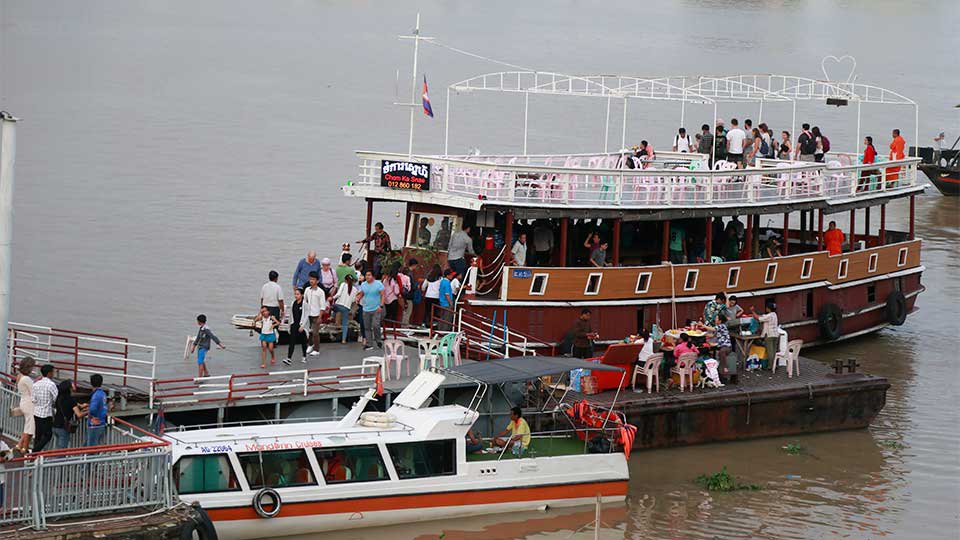 ម្ចាស់​ទូក​ទេសចរណ៍​នៅ​ជិត​ផែ​ភ្នំពេញ​បារម្ភ​ពី​ការ​បណ្ដេញ​ចេញ ប៉ុន្តែ មន្ត្រី​សាលារាជធានី​ភ្នំពេញ​ថា មិនមាន​គម្រោង​បែប​នេះ​ទេ។