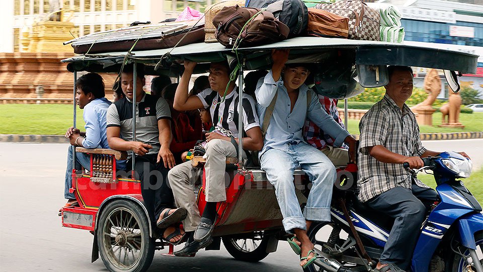 រ៉ឺម៉ក​កង់បី​ដឹក​មនុស្ស​ណែន​ណាន់​តាន់តាប់ បើក​នៅ​លើ​វិថី​ក្នុង​រាជ​ធានី​ភ្នំពេញ
