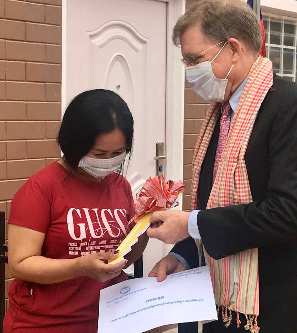 ឯកអគ្គរដ្ឋទូត​អាមេរិក​ លោក Patrick Murphy ប្រគល់​សោ​ផ្ទះ​ជូន​ម្ចាស់​ផ្ទះ​នៃ​គម្រោង​លំនៅឋានតម្លៃ​សមរម្យ។