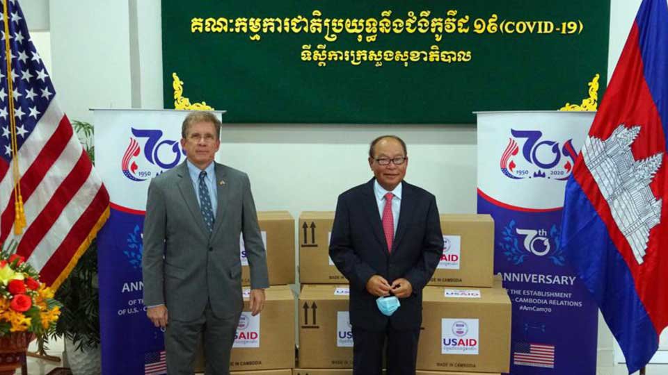 ឯក​អគ្គរដ្ឋទូត​អាមេរិក លោក Patrick Murphy ថតរូបអនុស្សាវរីយ៍ជាមួយ រដ្ឋមន្ត្រី​សុខាភិបាល​កម្ពុជា លោក ម៉ម ប៊ុនហេង ក្នុង​ឱកាស​ប្រគល់​ជំនួយ​អាមេរិក នាថ្ងៃទី២៧ ខែមេសា ឆ្នាំ២០២០។