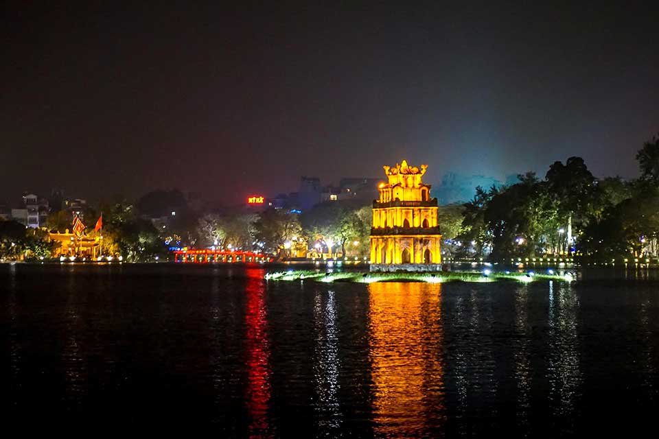 បឹង Hoan Kiem Lake នាពេលរាត្រី