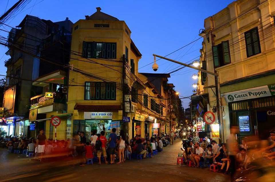 Bia Hoi Junction គឺជាតំបន់ដ៏មានប្រជាប្រិយភាពសម្រាប់ទាំងភ្ញៀវទេសចរណ៍ក្នុងស្រុក និងបរទេស