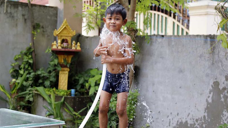 តម្លៃ​ទឹក​ធ្លាក់ចុះ