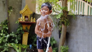 ក្មេង​ប្រុស​មុជទឹក​លេង​នៅ​មុខ​ផ្ទះ​របស់​ខ្លួន។ តម្លៃ​ទឹក​នៅ​ភ្នំពេញ​ចុះ​មក​នៅត្រឹម ៧០០-៨០០​រៀល​ក្នុង​មួយ​ម៉ែត្រ​គូប ពី​ខែ​កញ្ញា​ ឆ្នាំ​២០១៧​នេះ​តទៅ។