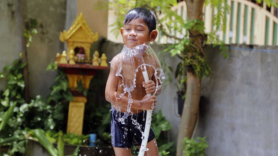 ក្មេង​ប្រុស​មុជទឹក​លេង​នៅ​មុខ​ផ្ទះ​របស់​ខ្លួន។ តម្លៃ​ទឹក​នៅ​ភ្នំពេញ​ចុះ​មក​នៅត្រឹម ៧០០-៨០០​រៀល​ក្នុង​មួយ​ម៉ែត្រ​គូប ពី​ខែ​កញ្ញា​ ឆ្នាំ​២០១៧​នេះ​តទៅ។