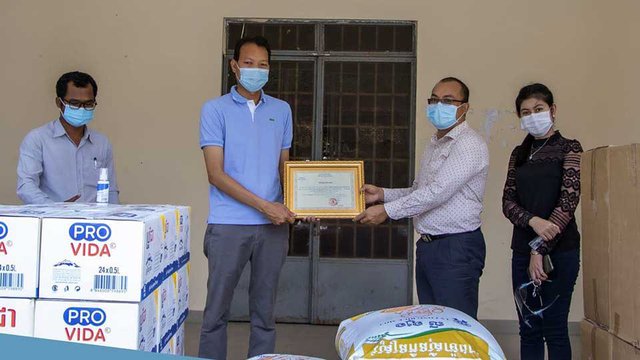 ក្រុមហ៊ុនវើលប្រ៊ីជហូម នាំយកស្បៀង​និងថវិកាទៅជូនសាលាក្រុង​តាខ្មៅ ដើម្បី​រួមចំណែក​ដល់​ការ​ប្រយុទ្ធប្រឆាំងកូវីដ១៩