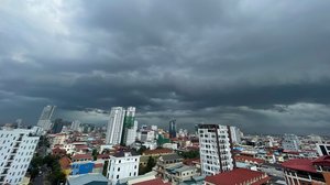 មេឃផ្តើមធ្លាក់ភ្លៀងក្នុងរាជធានីភ្នំពេញ រូបភាព៖ ខេមបូណូមីស