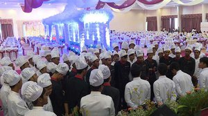 បុគ្គលិក​ក្រុមហ៊ុន​បម្រើ​សេវា​ម្ហូប​ការប្រជុំ​គ្នា​ត្រៀម​ខ្លួន​បម្រើ​ម្ហូប​ភ្ញៀវ​ក្នុង​ពិធី​មង្គល​ការមួយ។