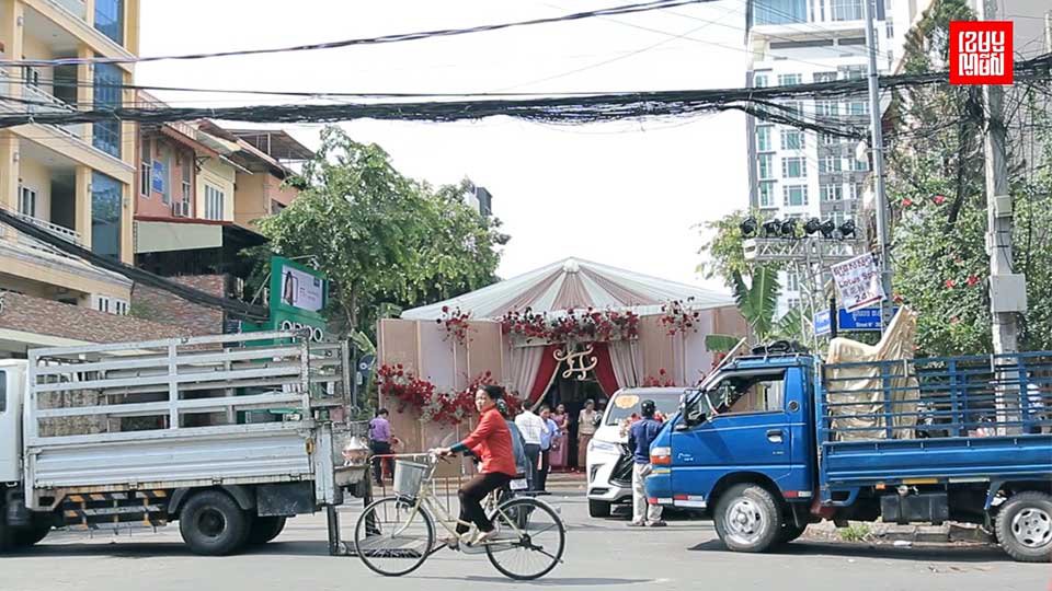 អ្នក​ធ្វើ​ដំណើរ​រអ៊ូ​រទាំ​រឿង​ម្ចាស់​កម្មវិធី​សង់​រោងការ​-​បុណ្យ​បិទ​ផ្លូវ ធ្វើ​ដំណើរ​មិន​កើត ខណៈ​អាជ្ញាធរ​ថា​ គ្មាន​គោល​ការណ៍​អនុញ្ញាត​ឲ្យ​ធ្វើ​បែប​នេះ​ទេ។