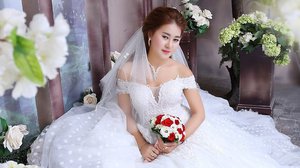 ស្ត្រី​ជា​កូន​ក្រមុំវៀតណាម​ក្នុង​ឈុត​អាពាហ៍​ពិពាហ៍។ ឆ្នាំ​២០១៨ ប្រជាជន​វៀតណាម​ចាយលុយ​លើ​គ្រឿង​សម្អាងនាំ​ចូល ៦ពាន់​លាន​ដុល្លារ។