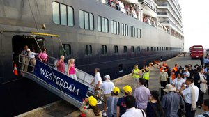 នាវា​ទេសចរណ៍ Westerdam របស់អាមេរិក ដែលត្រូវ​ប្រទេស​មួយ​ចំនួន​មិនទទួល​ឲ្យ​ចូលចត​ដោយ​ខ្លាច​បញ្ហា​មេរោគ កូរ៉ូណា បានចូលចត​នៅ​កម្ពុជា កាលពីល្ងាចថ្ងៃទី១៣ កុម្ភៈ ២០២០។ រូបថត៖ ស្ថានទូត​អាមេរិក