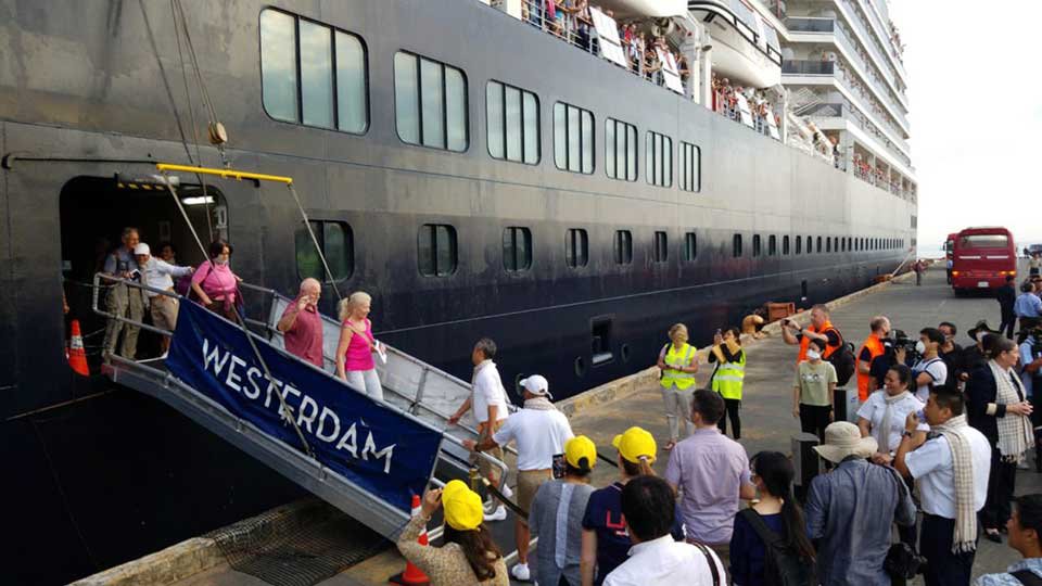 នាវា​ទេសចរណ៍ Westerdam របស់អាមេរិក ដែលត្រូវ​ប្រទេស​មួយ​ចំនួន​មិនទទួល​ឲ្យ​ចូលចត​ដោយ​ខ្លាច​បញ្ហា​មេរោគ កូរ៉ូណា បានចូលចត​នៅ​កម្ពុជា កាលពីល្ងាចថ្ងៃទី១៣ កុម្ភៈ ២០២០។ រូបថត៖ ស្ថានទូត​អាមេរិក