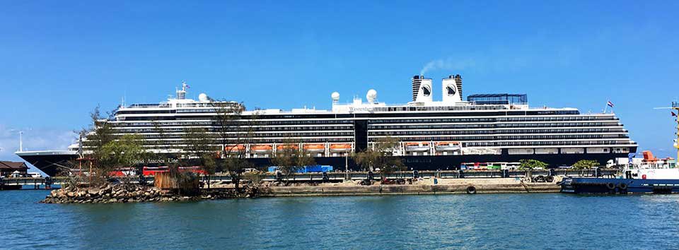 នាវាទេសចរណ៍ Westerdam របស់​ក្រុមហ៊ុន​ Holland America ​បាន​ចូលចត​នៅ​កម្ពុជា កាលពីថ្ងៃព្រហស្បតិ៍ ទី១៣ កុម្ភៈ ២០២០ ដោយ​ផ្ទុក​អ្នកដំណើរ និង​សមាជិក​នាវិកជាង ២ពាន់នាក់។ រូបភាពពី twitter ទូត​អាមេរិក