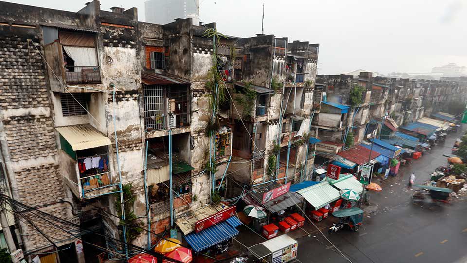 អគារ ស ឬ​ White Building នឹង​បាត់រូបរាង​ក្នុង​ពេល​ដ៏​ខ្លី​ខាង​មុខ បន្ទាប់ពី​អ្នករស់នៅ​ទីនេះ​បានទទួល​សំណង​និង​ចាក​ចេញ​ដើម្បី​បើក​ផ្លូវ​ដល់​ការអភិវឌ្ឍ។ រូបភាព៖ ហេង ភារម្យ