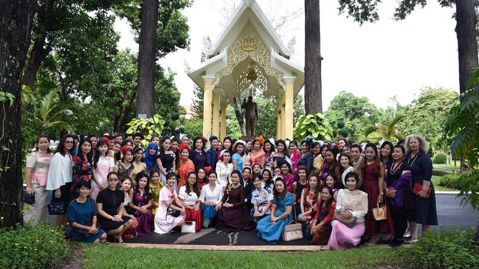 សហគ្រិន​ស្ត្រី​កម្ពុជា​ថតរូប​ជុំគ្នា​ជា​អនុស្សាវរីយ៍។ រូបភាព៖ សមាគម​សហគ្រិន​ស្ត្រី​កម្ពុជា