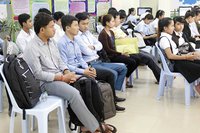 យុវជន​មក​ដាក់​ពាក្យ​ស្វែងរកការងារ​ធ្វើ​នៅ​ទីភ្នាក់ងារ​ជាតិ​មុខរបរ។ សេដ្ឋ​វិទូ​ធនាគារ​ពិភព​លោក ថ្លែងថា ការធ្វើ​ចំណាកស្រុក​ ក្នុង​ប្រទេស និង​ទៅ​ក្រៅ​ប្រទេស​របស់​ពលរដ្ឋ​កម្ពុជា ជា​និន្នាការ​វិជ្ជមាន​សម្រាប់​សេដ្ឋកិច្ច។