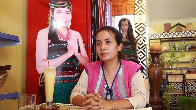 អ្នក​ស្រី យុន ម៉ាណេ សហគ្រិន​ជន​ជាតិ​ដើម​ភាគ​តិច​ព្នង​ ជា​ម្ចាស់​ផ្ទះ​សំណាក់​ អាហារដ្ឋាន និង​ហាង​លក់​វត្ថុ​អនុស្សាវរីយ៍​ជនជាតិ​ដើម​ភាគតិច។ រូបភាព៖ ហេង ភារម្យ